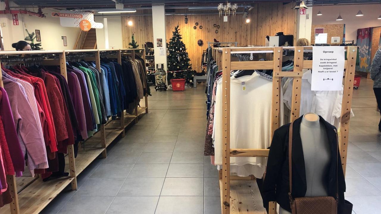 Alles gut sortiert bei "De Kringwinkel" im ostbelgischen Hasselt. Auf Kleiderständern hängen T-Shirts und Hemden. Alles gut sortiert bei "De Kringwinkel" im ostbelgischen Hasselt. Auf Kleiderständern hängen T-Shirts und Hemden.