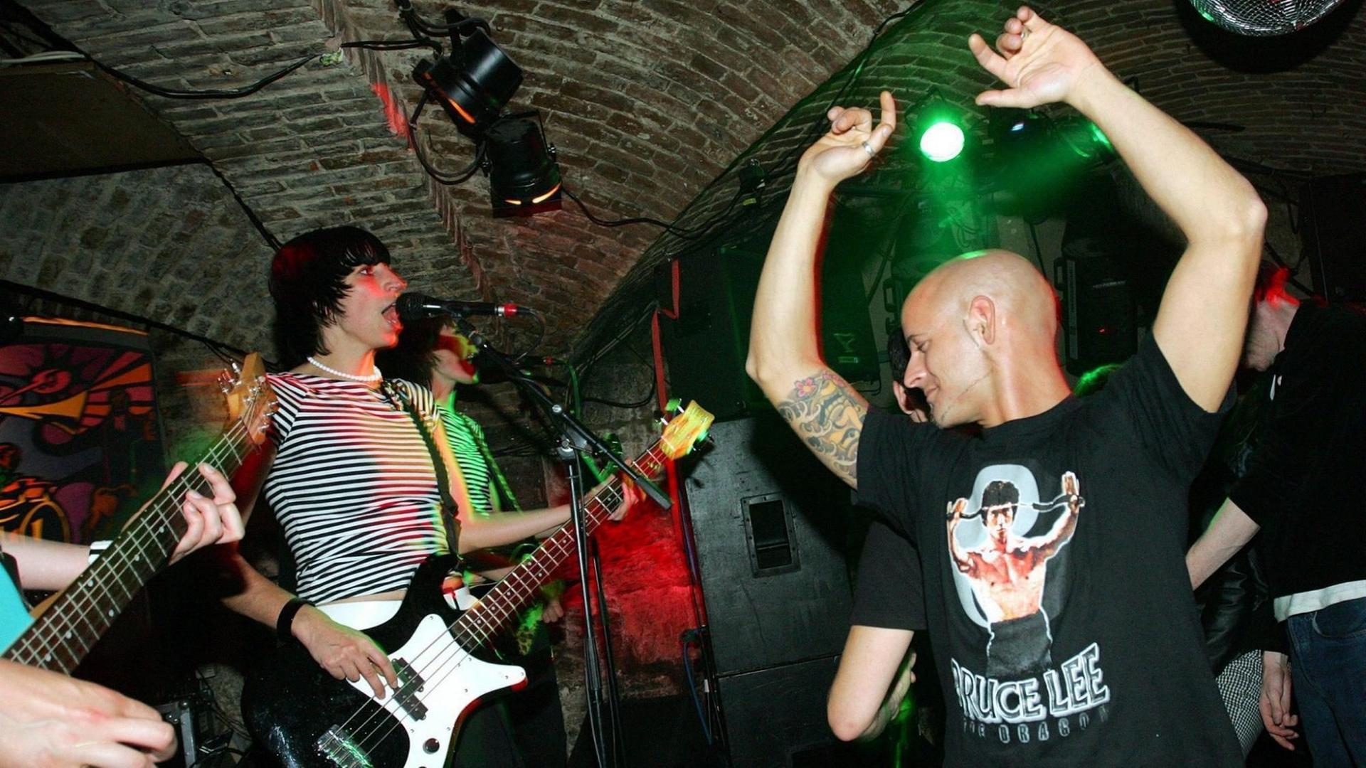Ein Punk Rock-Fan tanzt zu dem Beat der deutschen Punkband 'Boonaraaas!' Ein Punk Rock-Fan tanzt zu dem Beat der deutschen Punkband 'Boonaraaas!'