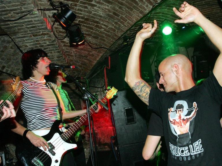 Ein Punk Rock-Fan tanzt zu dem Beat der deutschen Punkband 'Boonaraaas!'