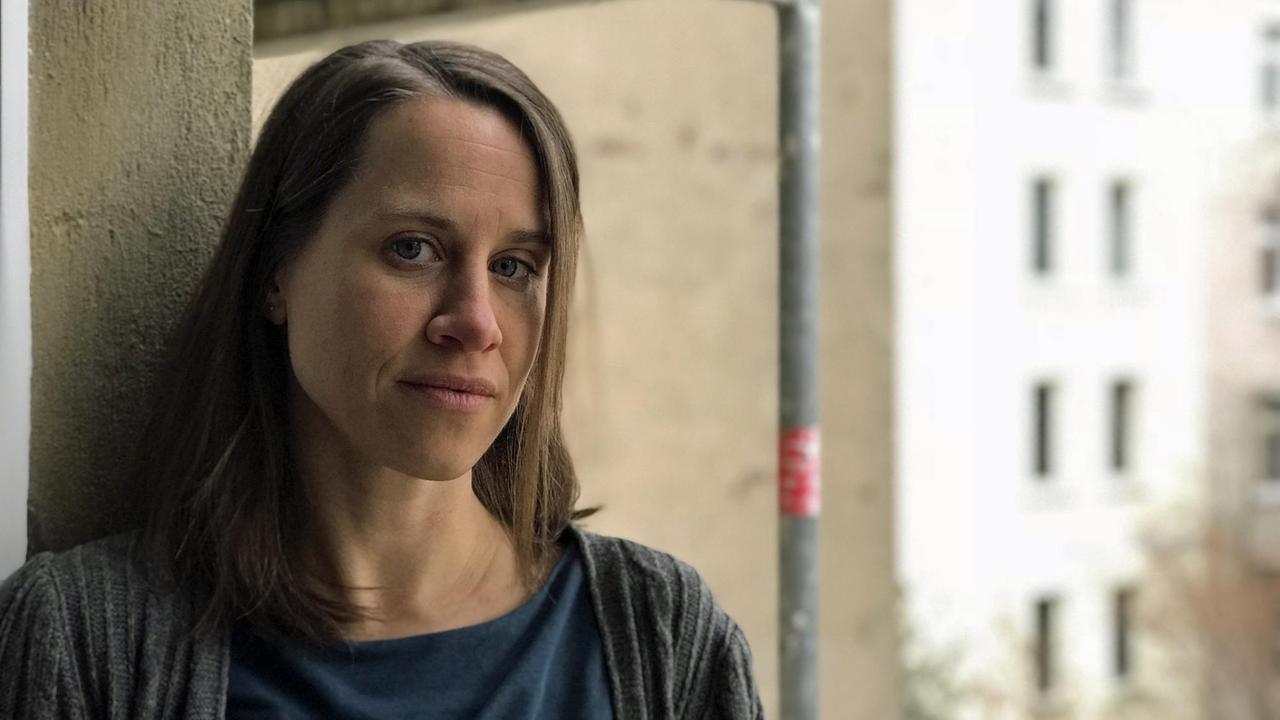 LEG-Mieterin Christine Twittmann leht an einer Hauswand und blickt in die Kamera LEG-Mieterin Christine Twittmann leht an einer Hauswand und blickt in die Kamera