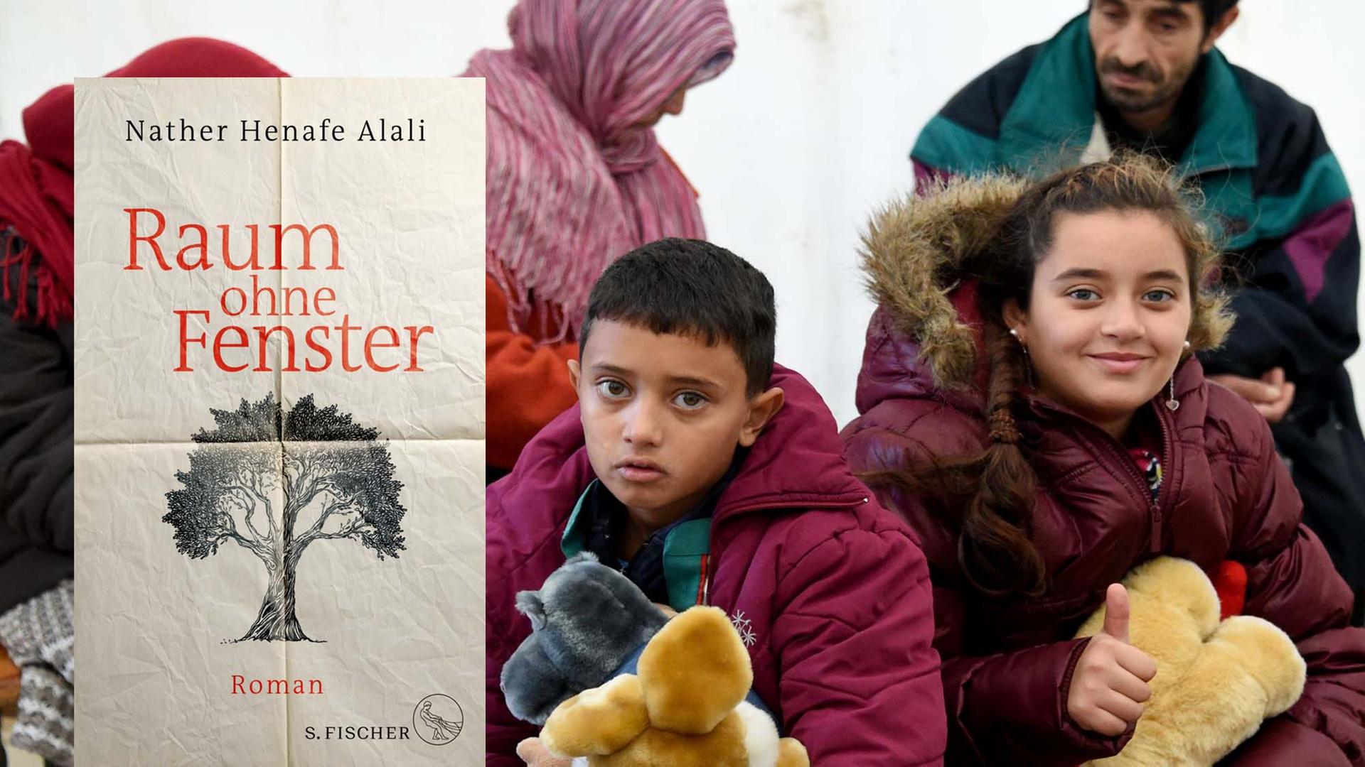 Das Bild zeigt das Buchcover „Raum ohne Fenster“ von Nather Henafe Alali. Im Hintergrund sieht man eine syrische Famile, die in Deutschland Zuflucht gefunden hat.