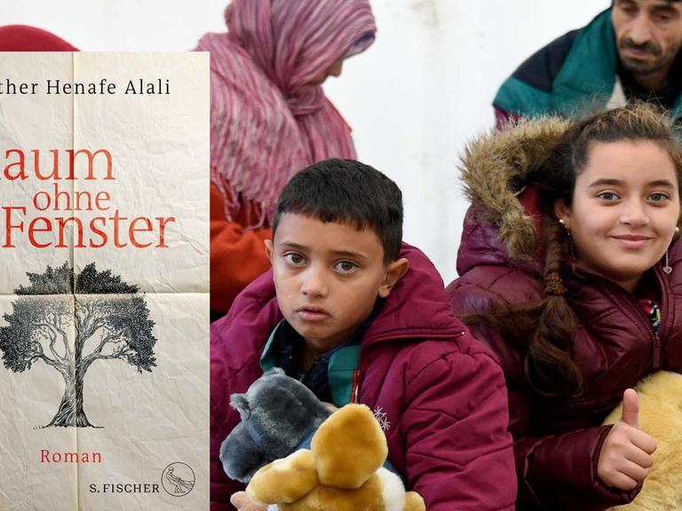 Das Bild zeigt das Buchcover „Raum ohne Fenster“ von Nather Henafe Alali. Im Hintergrund sieht man eine syrische Famile, die in Deutschland Zuflucht gefunden hat.