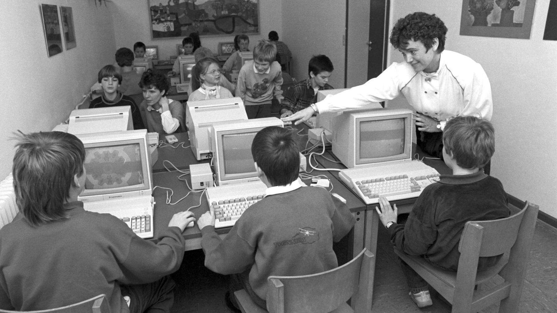 Eine Lehrerin unterrichtet an einer Grundschule in den 1980er-Jahren an Computern. Eine Lehrerin unterrichtet an einer Grundschule in den 1980er-Jahren an Computern.