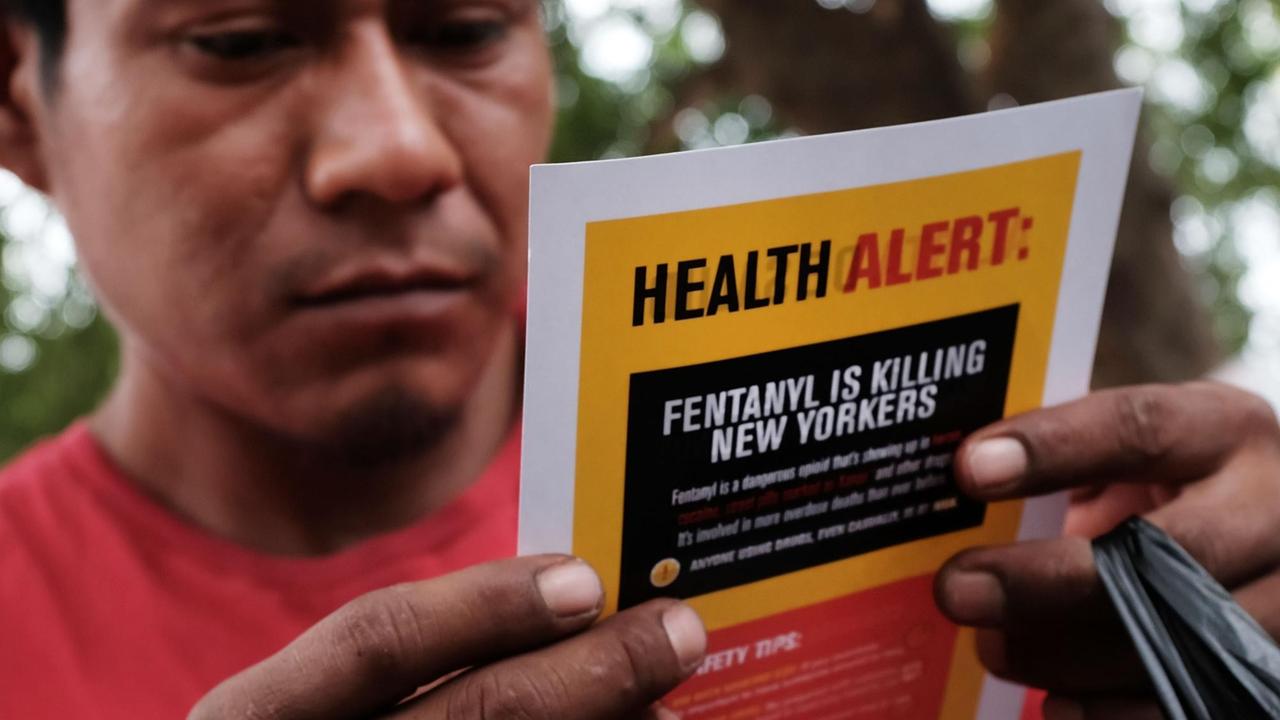 Ein Mann hält einen Warnhinweis zur Droge Fentanyl in der Hand – ein rein synthetisches Opioid, in der Wirkung mindestens hundert Mal stärker als das semisynthetische Oxycodon, aufgenommen im New York am 8. August 2017 Ein Mann hält einen Warnhinweis zur Droge Fentanyl in der Hand – ein rein synthetisches Opioid, in der Wirkung mindestens hundert Mal stärker als das semisynthetische Oxycodon, aufgenommen im New York am 8. August 2017