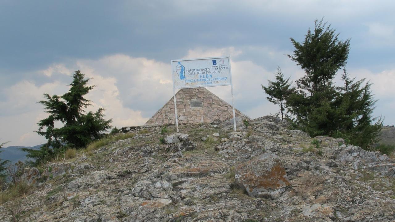 Die südlichste Quelle des Nils als Mini-Pyramide in Burundi. Die südlichste Quelle des Nils als Mini-Pyramide in Burundi.
