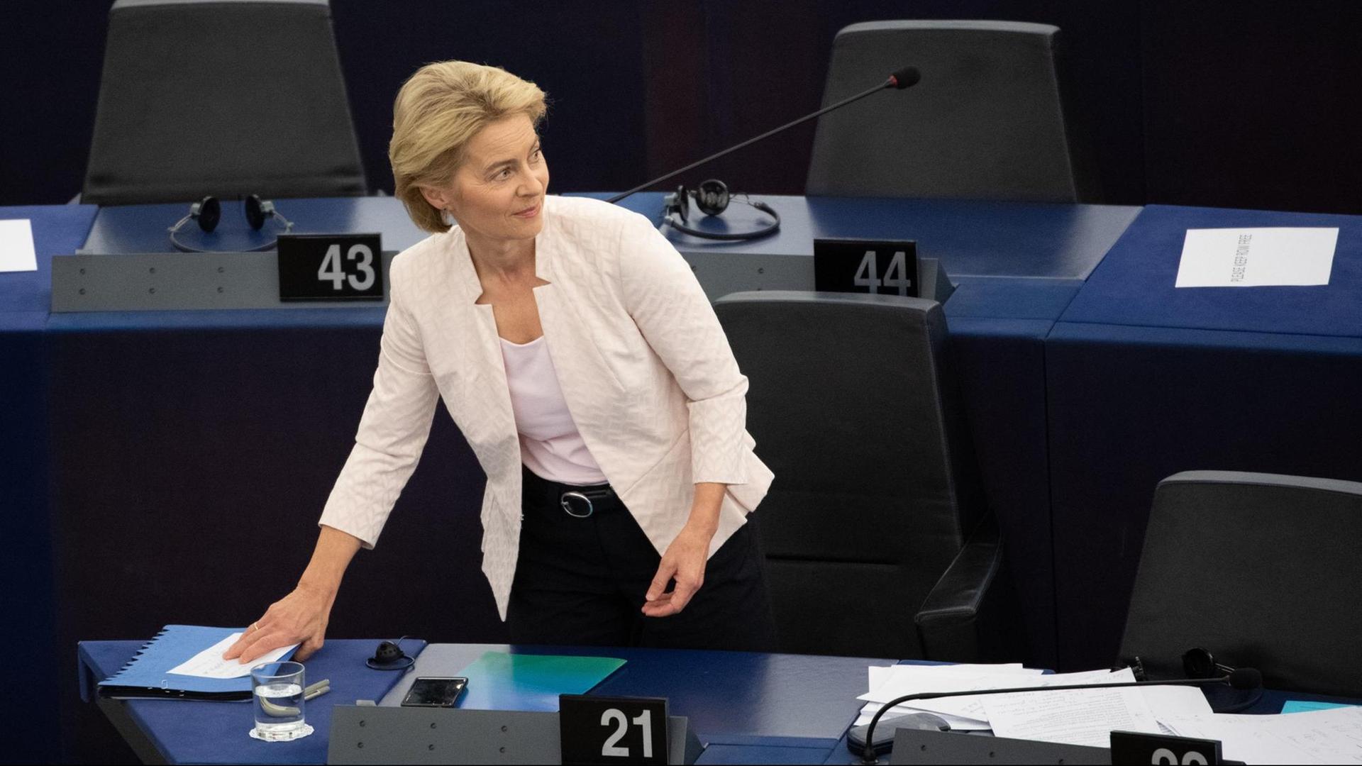 Ursula von der Leyen nimmt Unterlagen vom Tisch Ursula von der Leyen nimmt Unterlagen vom Tisch