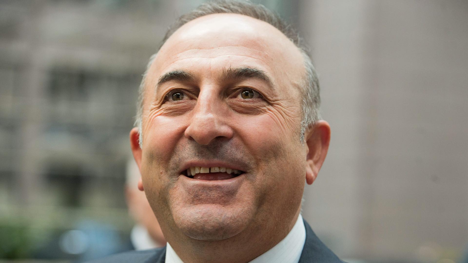 Der türkische Außenminister Mevlüt Cavusoglu bei seiner Ankunft in Brüssel zu Beginn der neuen Beitrittsverhandlungen. Der türkische Außenminister Mevlüt Cavusoglu bei seiner Ankunft in Brüssel zu Beginn der neuen Beitrittsverhandlungen.