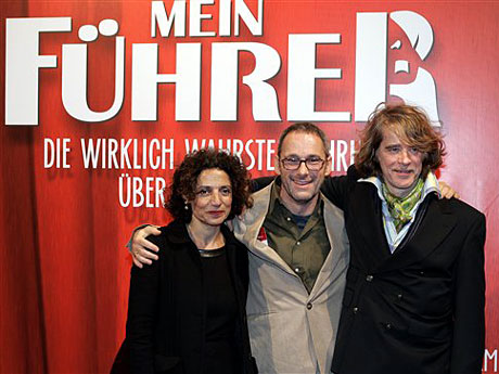 Schauspielerin Adriana Altaras, Regisseur Dani Levy und Helge Schneider posieren auf dem Roten Teppich zur Weltpremiere des Kinofilms "Mein Führer - Die wirklich wahrste Wahrheit über Adolf Hitler" in der Lichtburg in Essen. Schauspielerin Adriana Altaras, Regisseur Dani Levy und Helge Schneider posieren auf dem Roten Teppich zur Weltpremiere des Kinofilms "Mein Führer - Die wirklich wahrste Wahrheit über Adolf Hitler" in der Lichtburg in Essen.