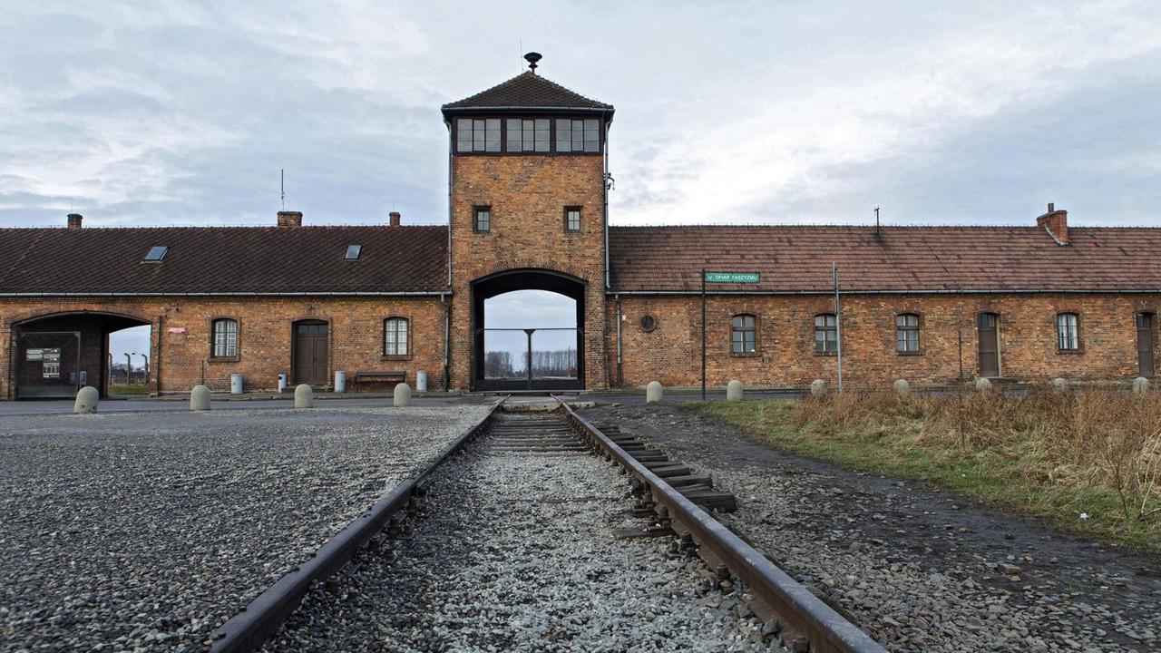 Gleise zum ehemaligen Konzentrationslager Auschwitz-Birkenau in Polen Gleise zum ehemaligen Konzentrationslager Auschwitz-Birkenau in Polen