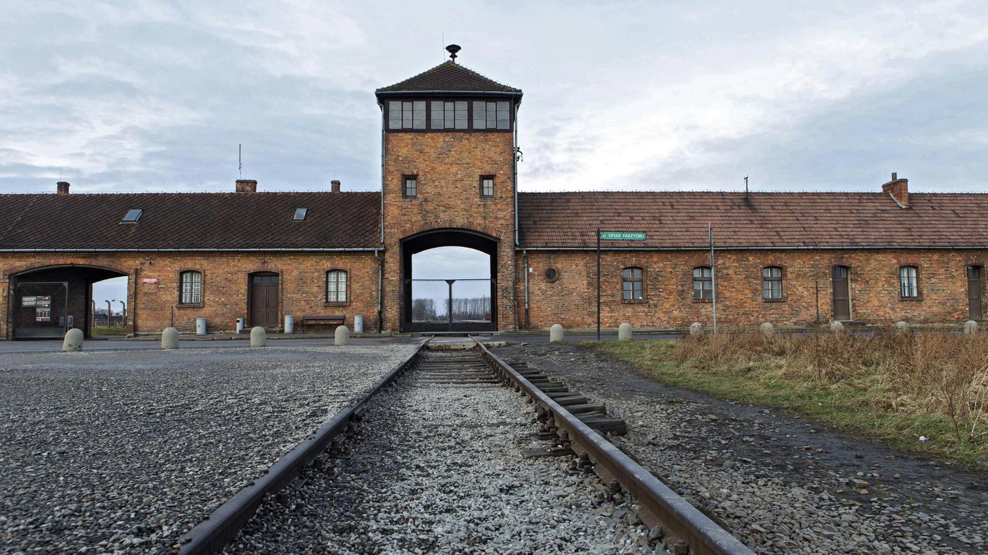 Gleise zum ehemaligen Konzentrationslager Auschwitz-Birkenau in Polen Gleise zum ehemaligen Konzentrationslager Auschwitz-Birkenau in Polen