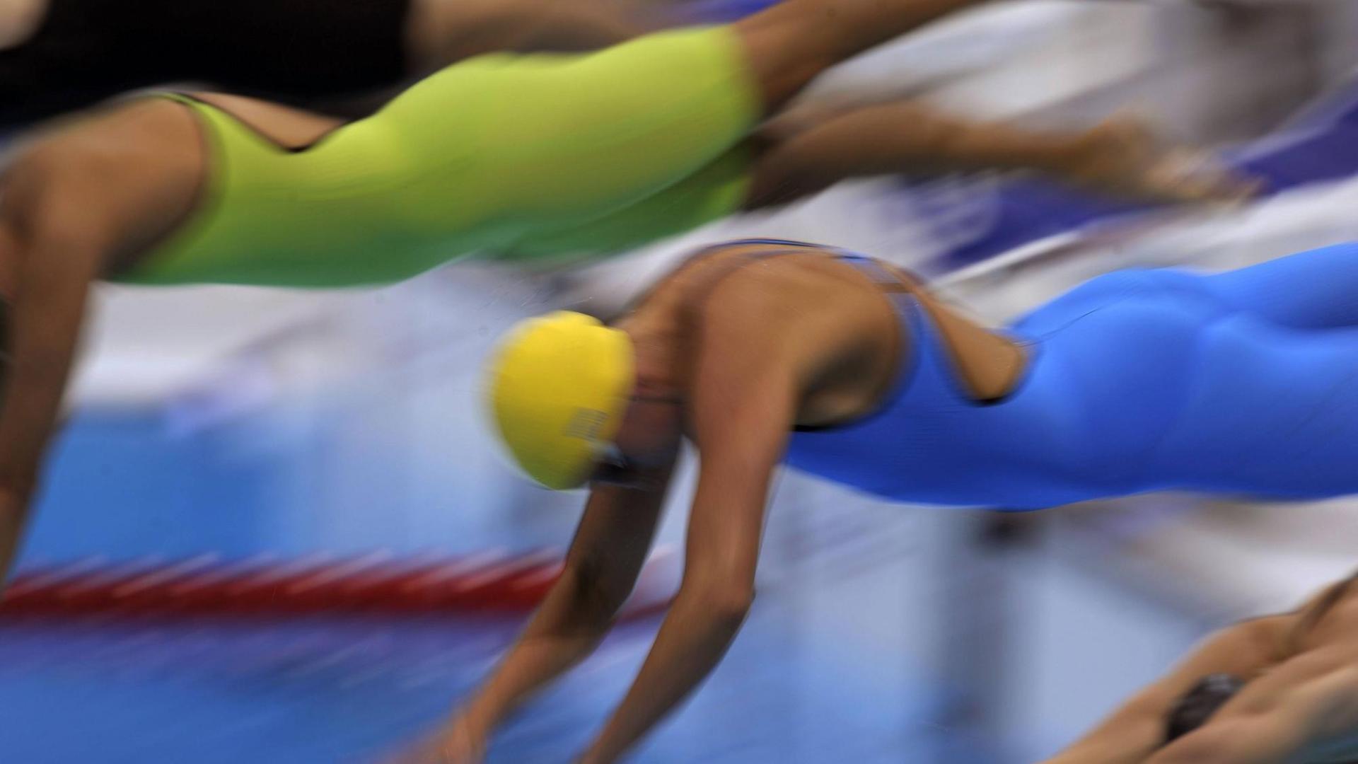 Schwimmerinnen bei den Olympischen Spielen in London springen ins Becken. Schwimmerinnen bei den Olympischen Spielen in London springen ins Becken.
