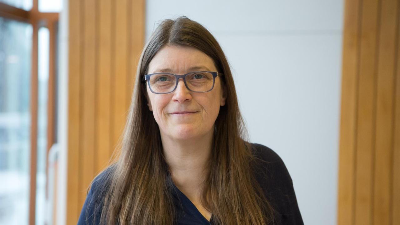 Die Journalistin Andrea Röpke, aufgenommen am 02.03.2016 zu Beginn der Fortsetzung der mündlichen Verhandlung über ein Verbot der rechtsextremen NPD in Karlsruhe Die Journalistin Andrea Röpke, aufgenommen am 02.03.2016 zu Beginn der Fortsetzung der mündlichen Verhandlung über ein Verbot der rechtsextremen NPD in Karlsruhe