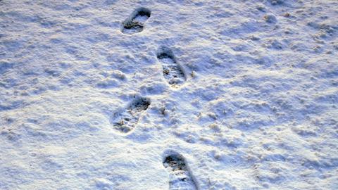 Fußabdrücke im Schnee.