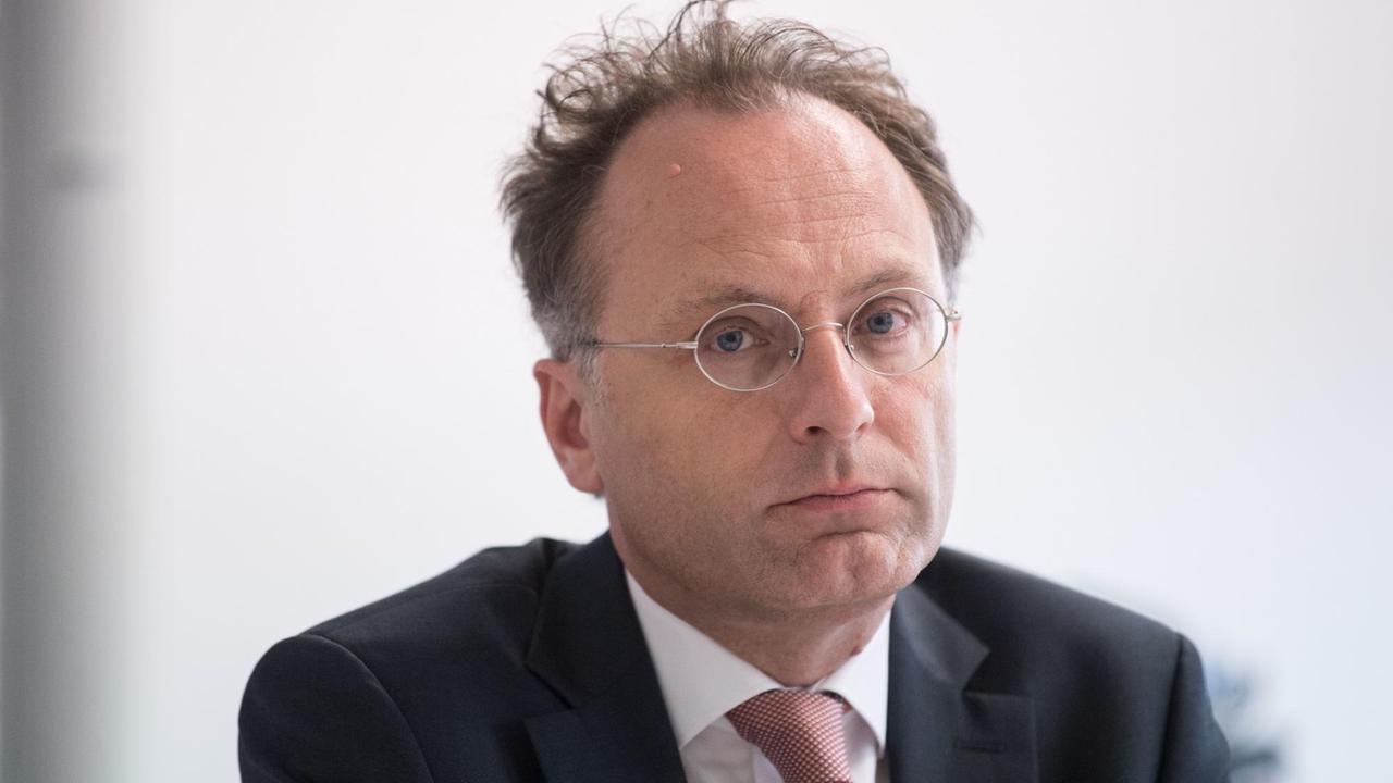 Hans Markus Heimann von der Hochschule des Bundes für öffentliche Verwaltung, aufgenommen bei einer Pressekonferenz zum Thema "20 Jahre Kopftuchstreit: Verhindern Verbote die Integration?" Hans Markus Heimann von der Hochschule des Bundes für öffentliche Verwaltung, aufgenommen bei einer Pressekonferenz zum Thema "20 Jahre Kopftuchstreit: Verhindern Verbote die Integration?"