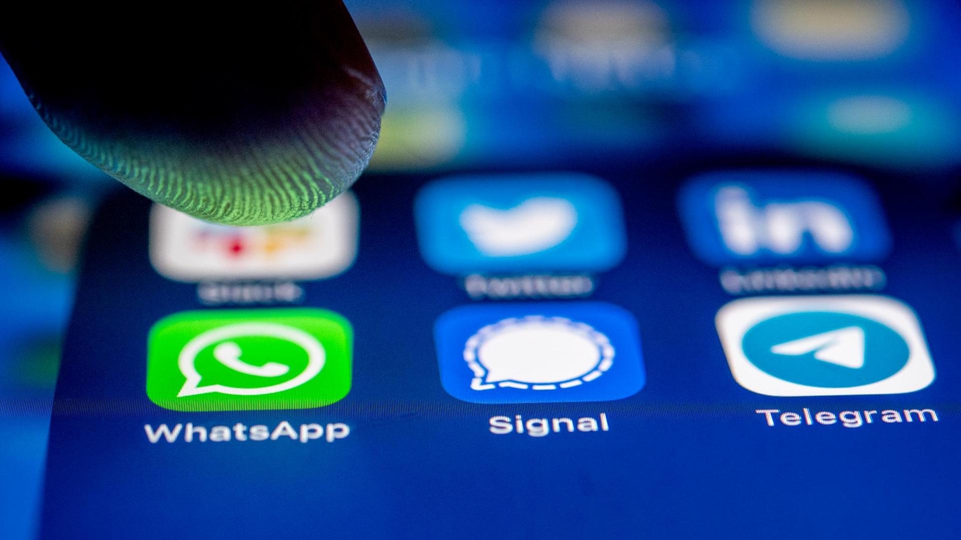 Die App-Logos fuer die Messenger WhatsApp, Signal und Telegram auf einem iPhone Smartphone. Die App-Logos fuer die Messenger WhatsApp, Signal und Telegram auf einem iPhone Smartphone.