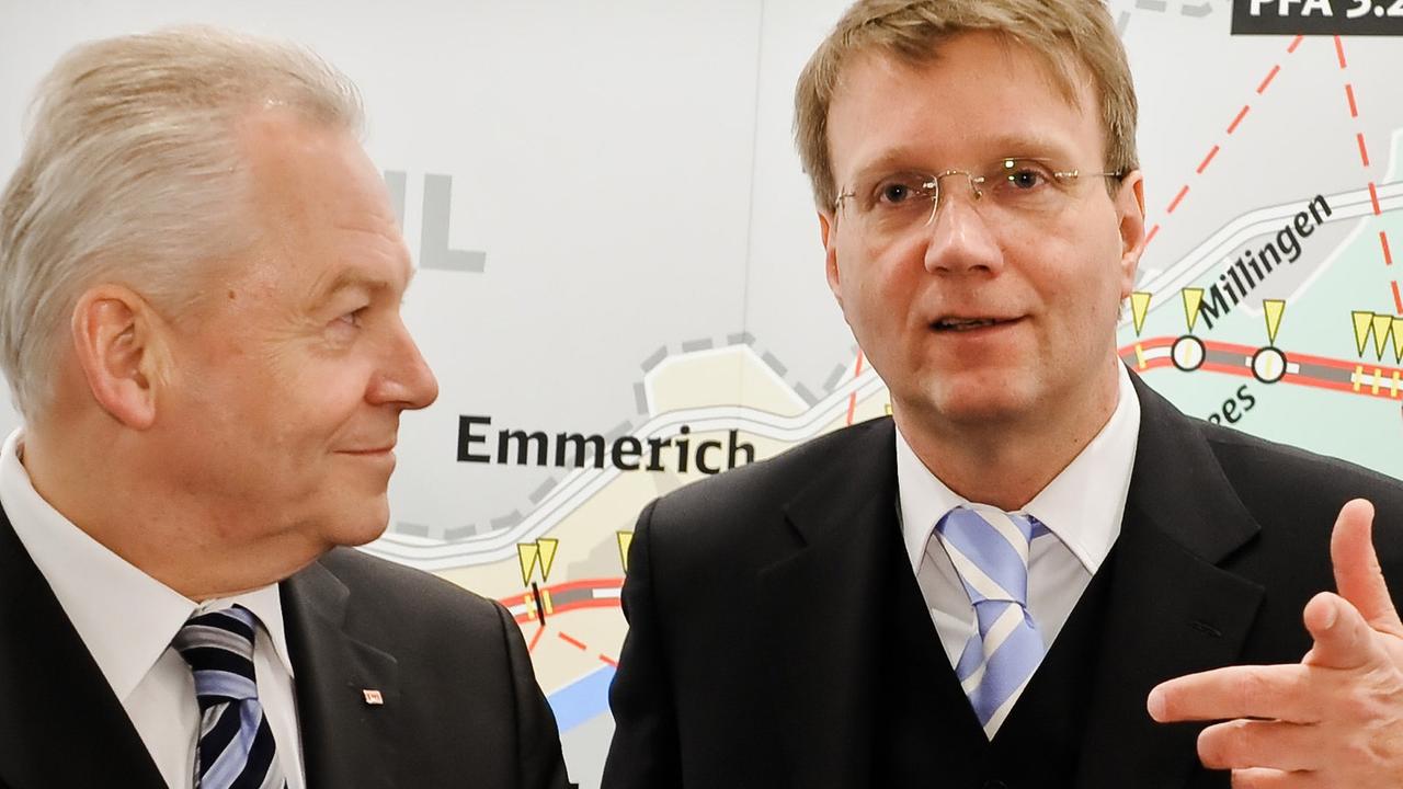 Bahnchef Rüdiger Grube und der damalige Kanzleramtsminister Ronald Pofalla stehen vor einer Karte mit Bahnstrecken. Bahnchef Rüdiger Grube und der damalige Kanzleramtsminister Ronald Pofalla stehen vor einer Karte mit Bahnstrecken.