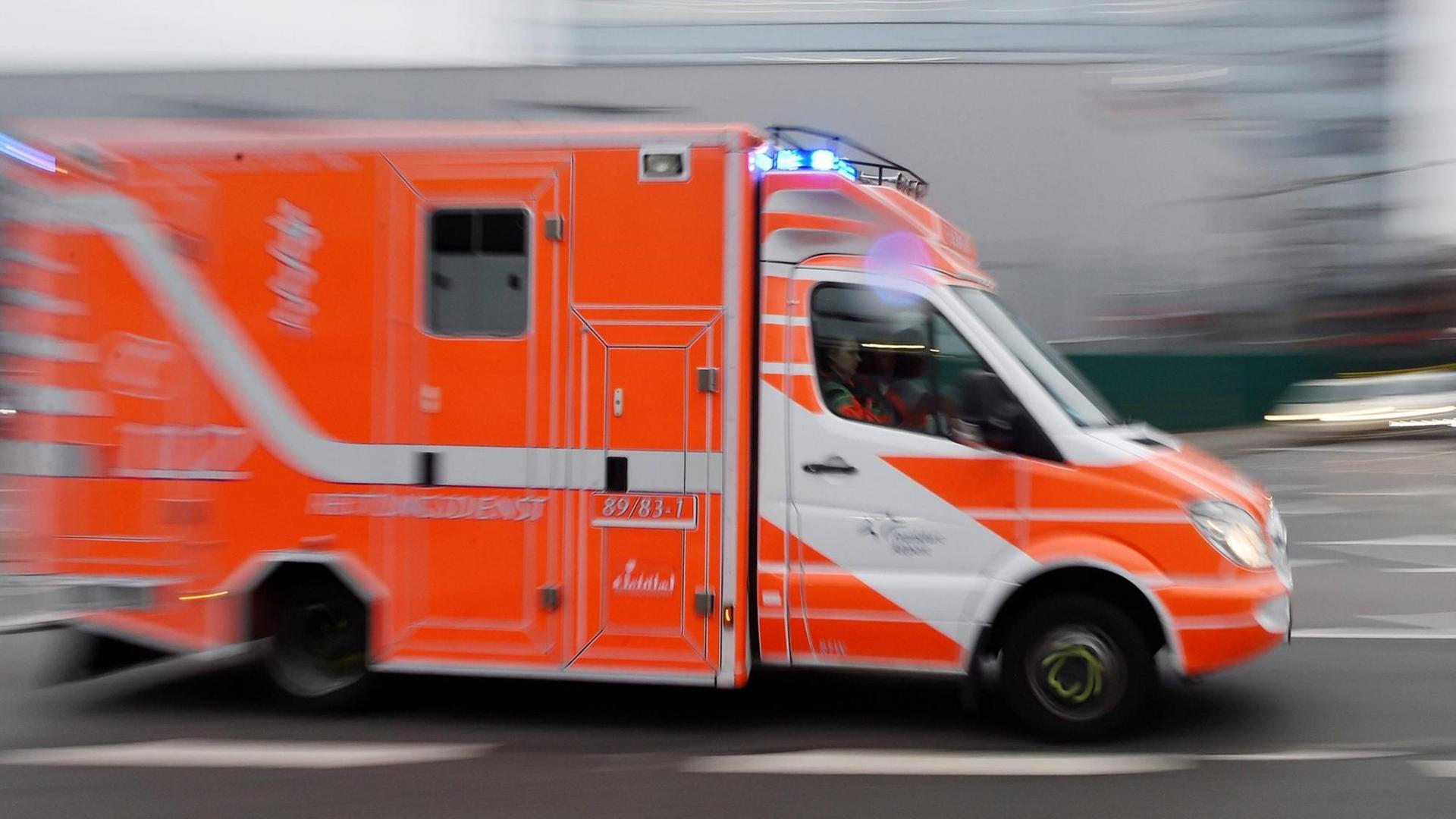 Ein Krankenwagen mit Blaulicht im Einsatz.