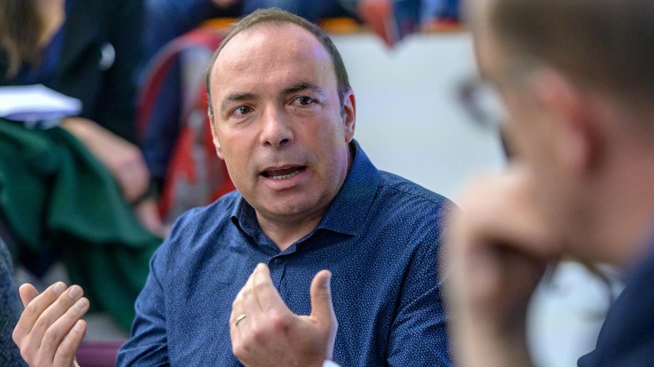 Daniel Puntas, Chefredakteur des Magazins "Reportagen" spricht am 12.04.2019 in Hamburg beim Reporter Workshop des Spiegel Verlags zum Thema "Betrug an der Redaktion - wie damit umgehen?" auf dem Podium. Daniel Puntas, Chefredakteur des Magazins "Reportagen" spricht am 12.04.2019 in Hamburg beim Reporter Workshop des Spiegel Verlags zum Thema "Betrug an der Redaktion - wie damit umgehen?" auf dem Podium.