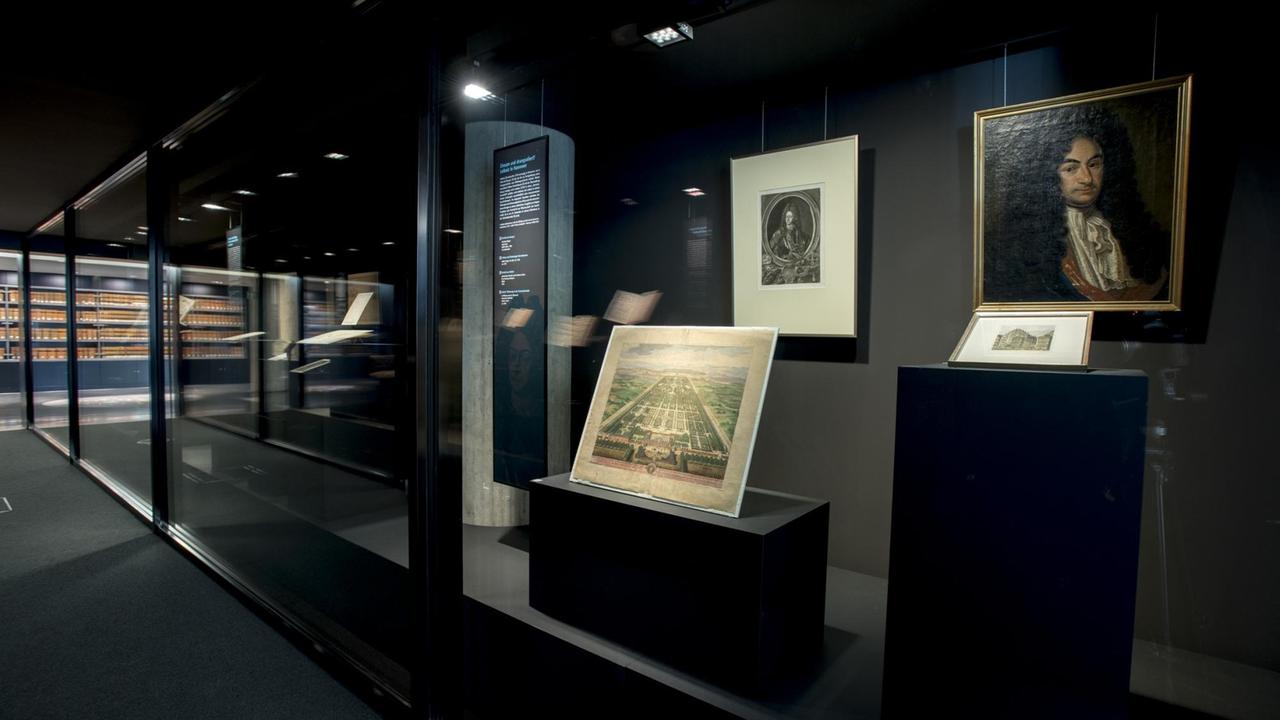 Bilder von Gottfried Wilhelm Leibniz in der von der Leibniz-Bibliothek in Hannover. Bilder von Gottfried Wilhelm Leibniz in der von der Leibniz-Bibliothek in Hannover.