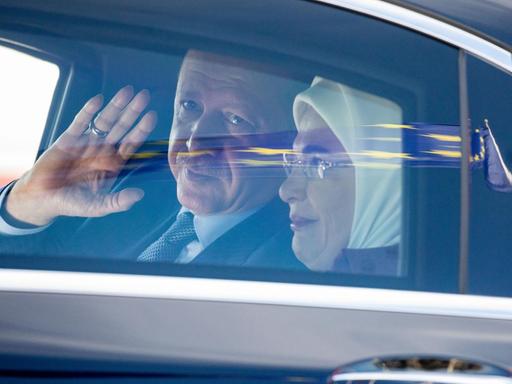 Recep Tayyip Erdogan, Präsident der Türkei, und seine Frau Emine Erdogan im Auto