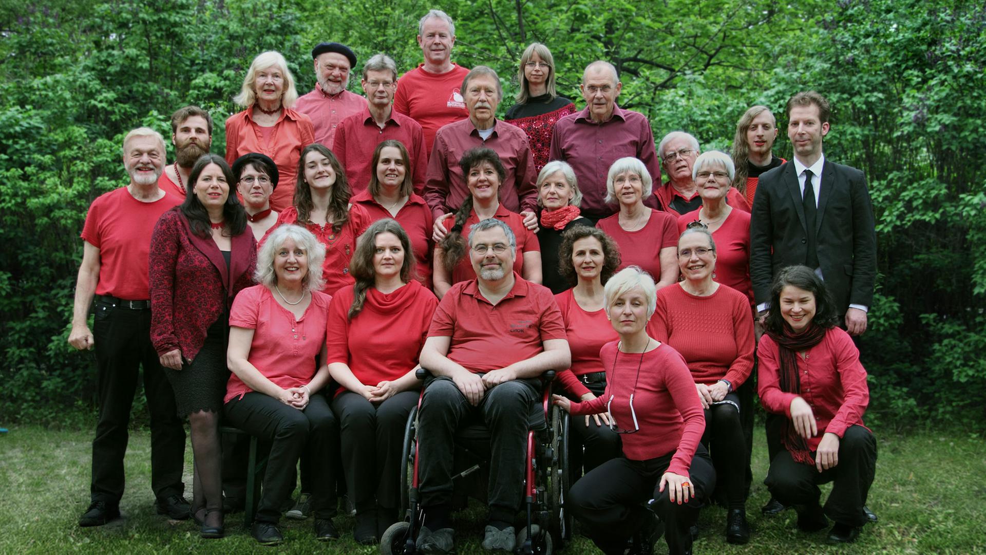 Mitglieder des Hans Beimler Chor lassen sich im Wald fotografieren Mitglieder des Hans Beimler Chor lassen sich im Wald fotografieren