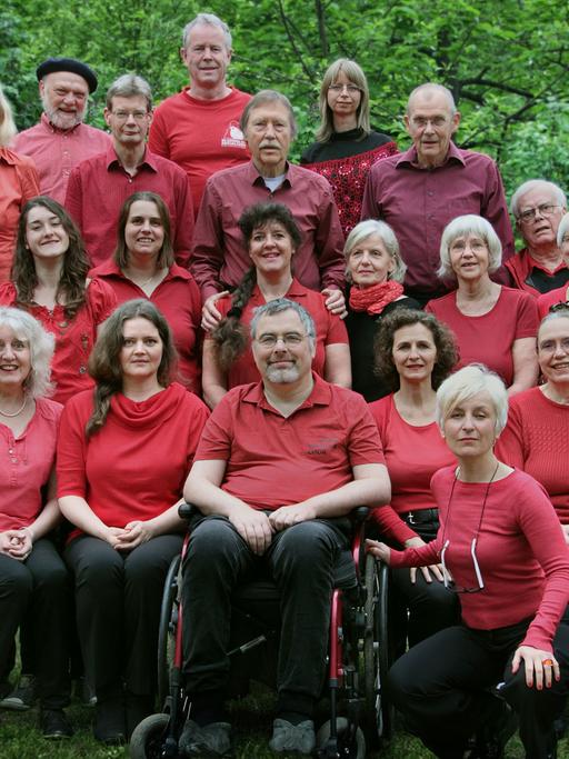 Mitglieder des Hans Beimler Chor lassen sich im Wald fotografieren