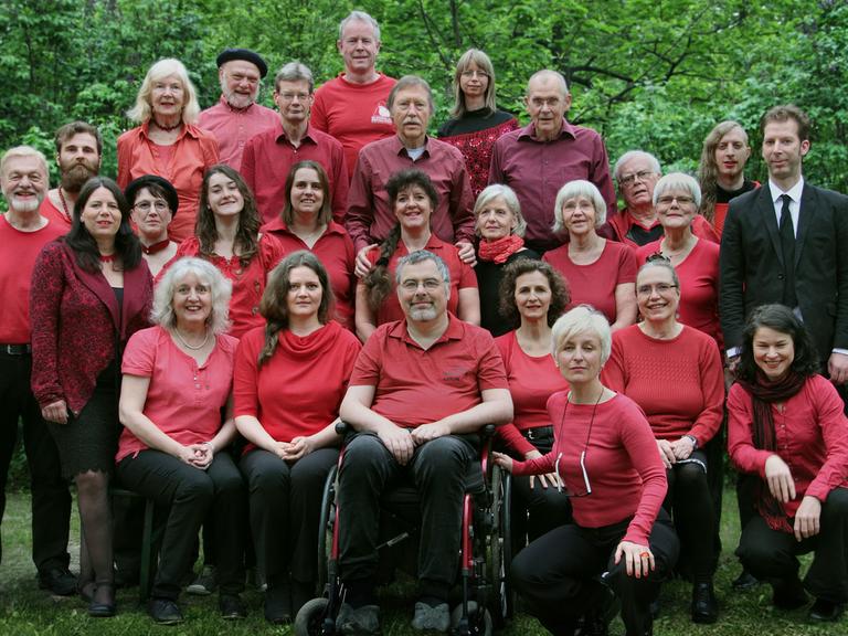 Mitglieder des Hans Beimler Chor lassen sich im Wald fotografieren