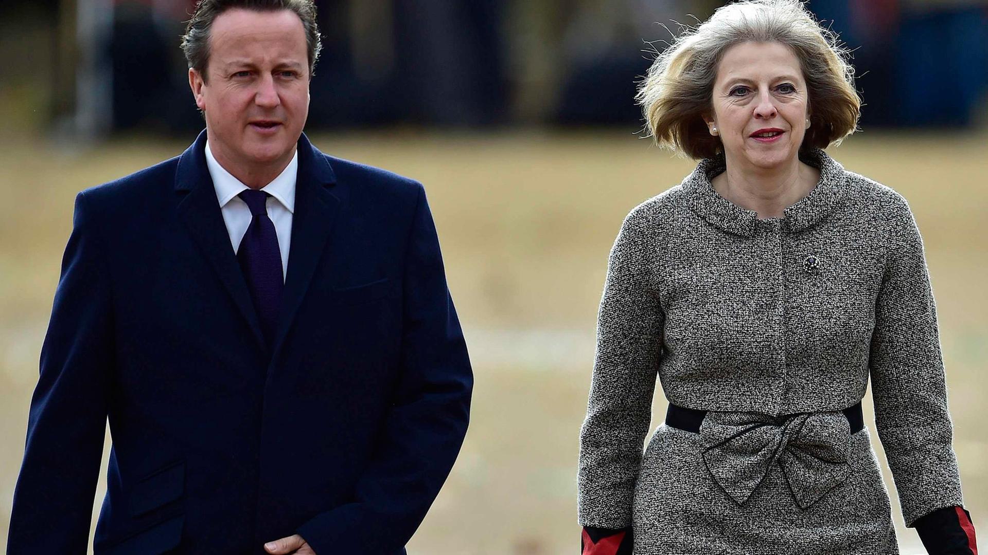 Großbritanniens Premierminister David Cameron und Innenministerin Theresa May laufen auf die Kamera zu.