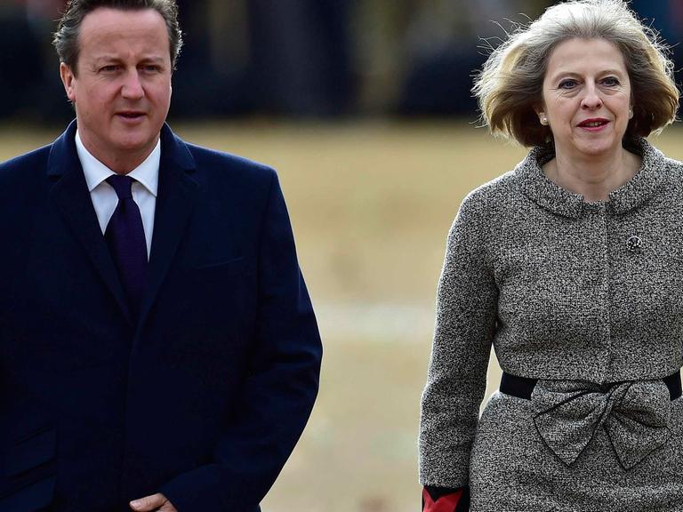 Großbritanniens Premierminister David Cameron und Innenministerin Theresa May laufen auf die Kamera zu.