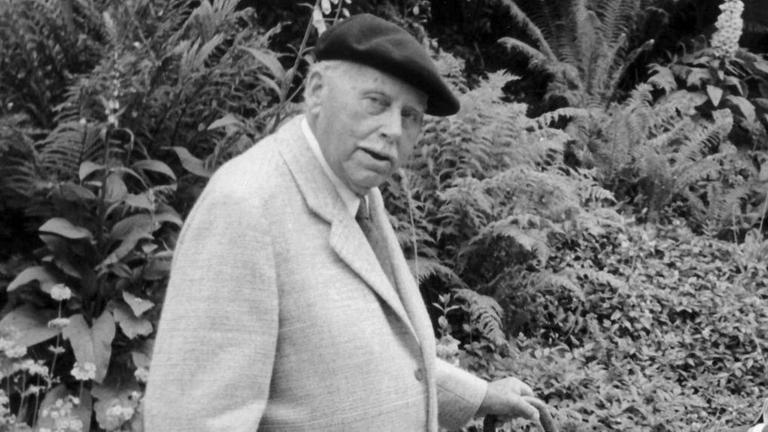 Ein älterer Herr steht mit einer jungen Frau in einer Gartenanlage. Ein älterer Herr steht mit einer jungen Frau in einer Gartenanlage.