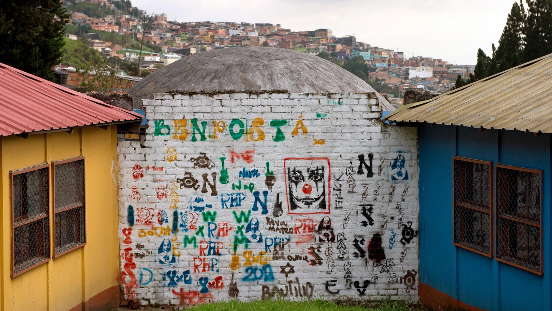 Eine bemalte Wand im Projekt "Kinderrepublik Benposta" in Bogota in Kolumbien. In der Kinderrepublik wohnen Minderjährige, die als Kindersoldat rekrutiert worden waren oder rekrutiert werden sollten und vor der Gewalt und den Paramilitärs geflohen Eine bemalte Wand im Projekt "Kinderrepublik Benposta" in Bogota in Kolumbien. In der Kinderrepublik wohnen Minderjährige, die als Kindersoldat rekrutiert worden waren oder rekrutiert werden sollten und vor der Gewalt und den Paramilitärs geflohen