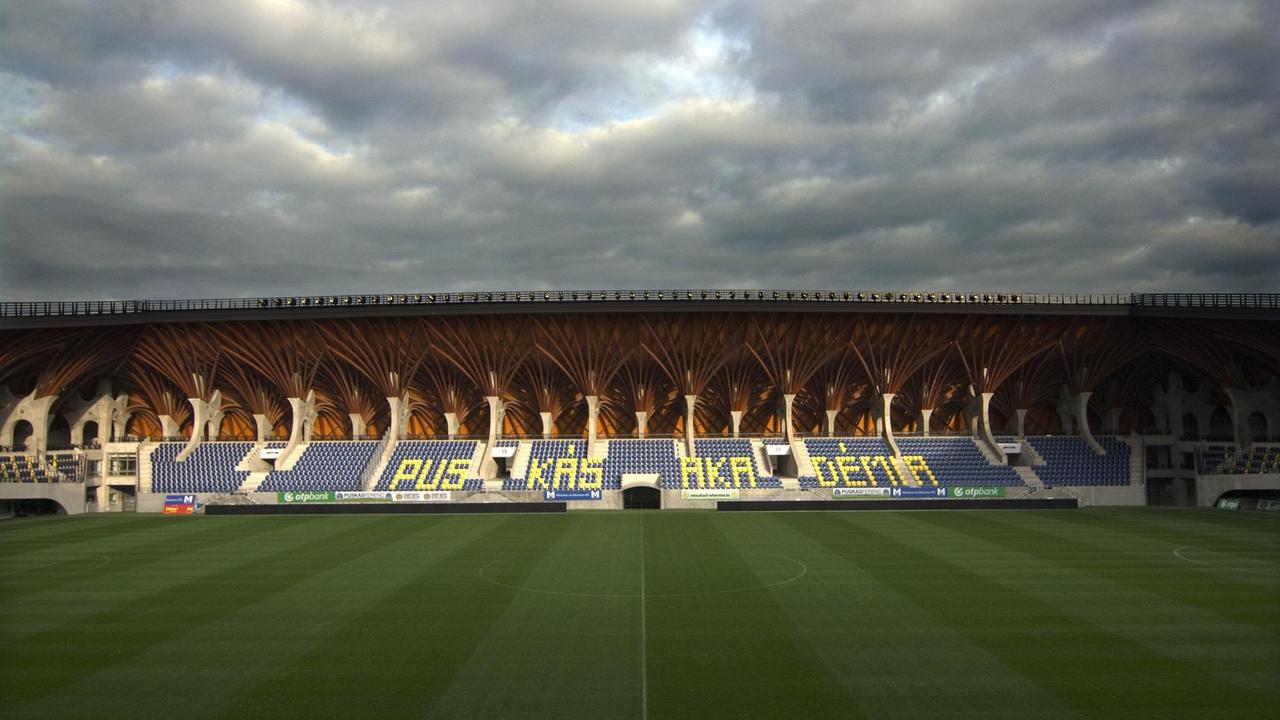 Die Ferenc-Puskas Fussball-Akademie: Das im Makovecz-Stil gebaute Stadion. Die Ferenc-Puskas Fussball-Akademie: Das im Makovecz-Stil gebaute Stadion.