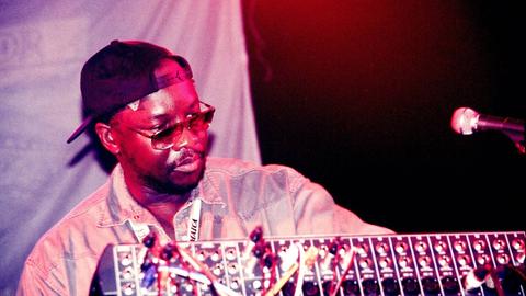 Der Dub-Produzent Mad Professor mit seinem Soundsystem bei einem Konzert in England 1998.