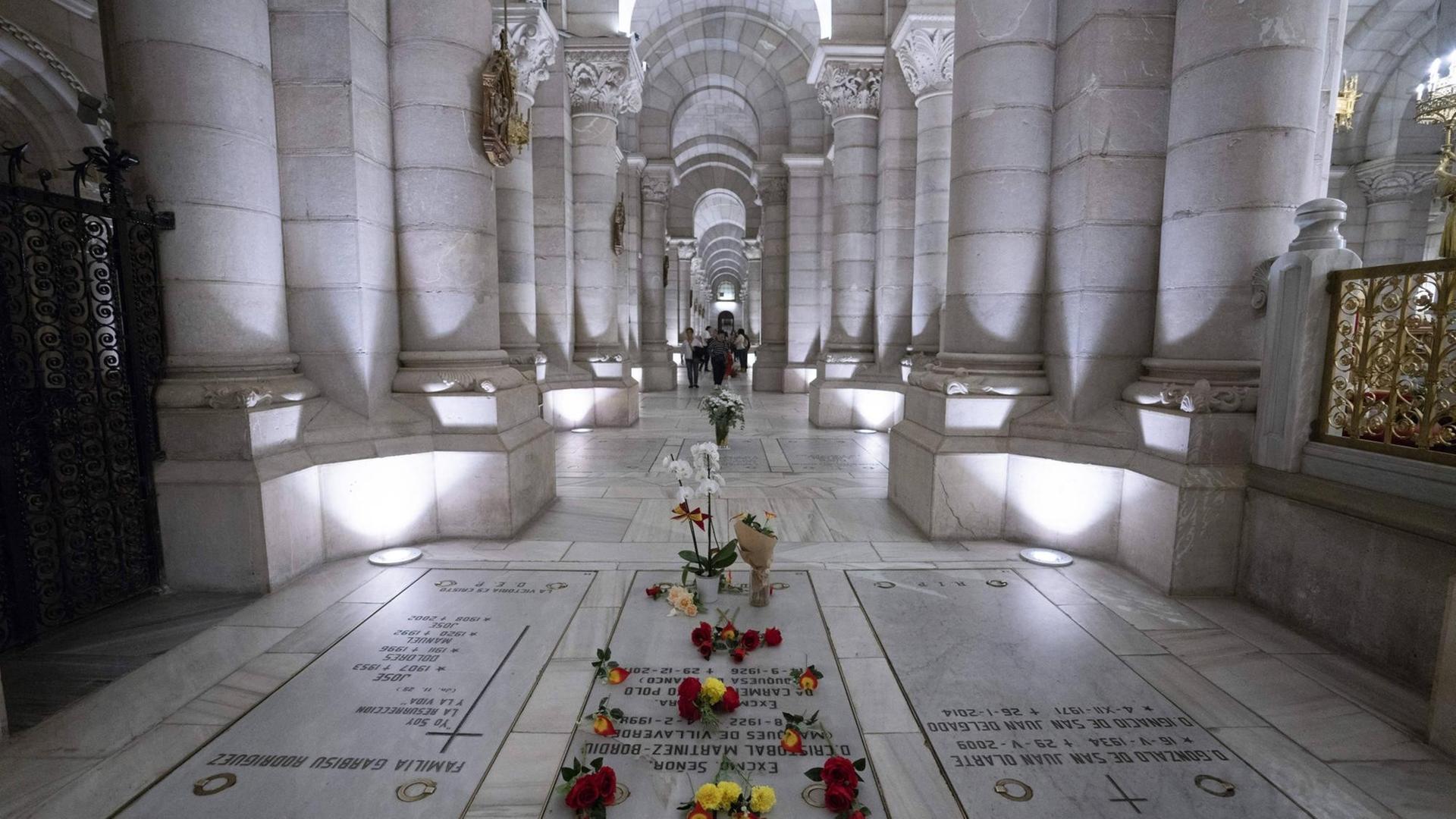 Krypta mit dem Grab von Carmen Franco Polo, der Tochter des spanischen Ex-Dikators Franco, in der Almudena-Kahedrale in Madrid. Geht es nach der Familie Francos, werden auch die Überreste des katholischen Diktators demnächst hier bestattet. Krypta mit dem Grab von Carmen Franco Polo, der Tochter des spanischen Ex-Dikators Franco, in der Almudena-Kahedrale in Madrid. Geht es nach der Familie Francos, werden auch die Überreste des katholischen Diktators demnächst hier bestattet.