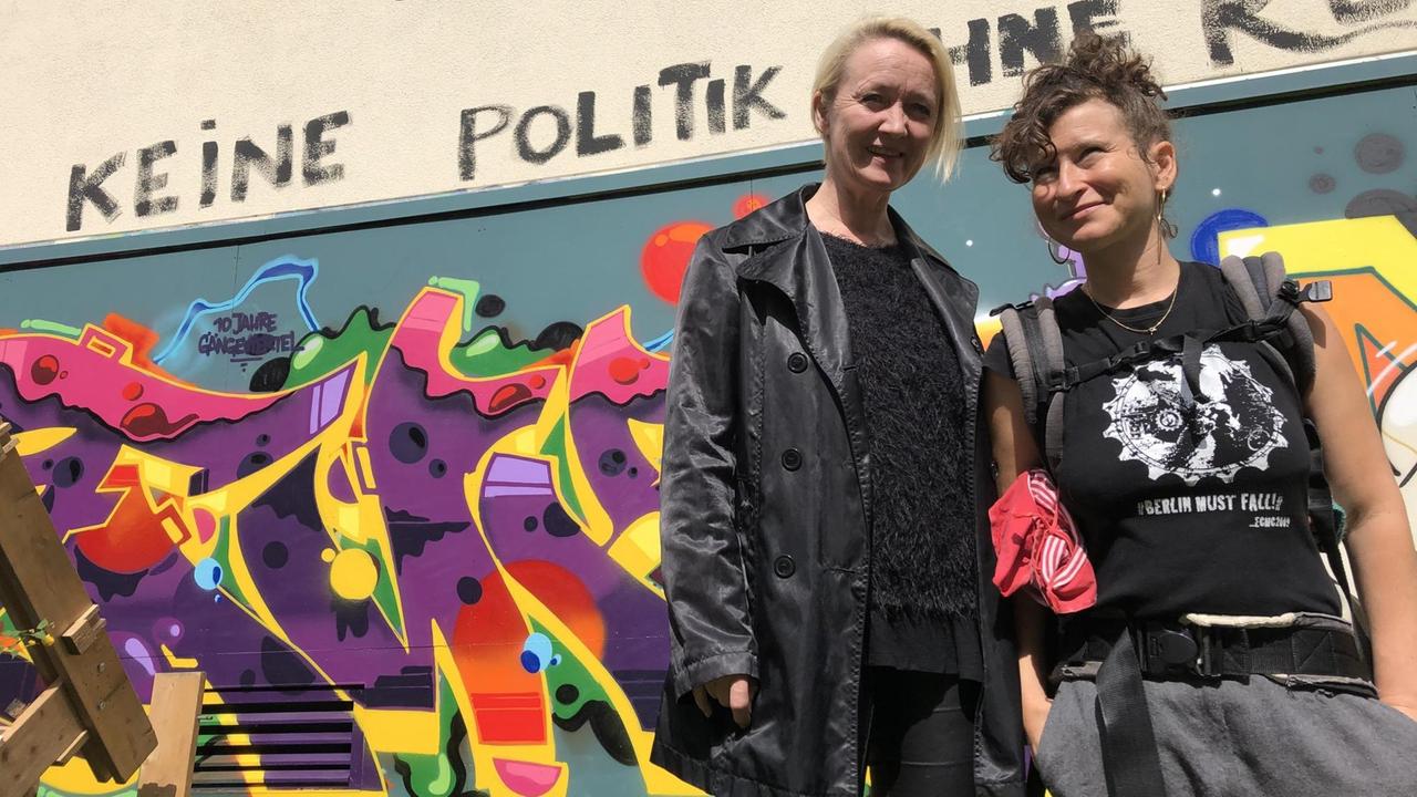 Christine Ebeling (l.) und Hannah Kowalski, Künstlerinnen und Mitglieder der Gängeviertel Genossenschaft in Hamburg