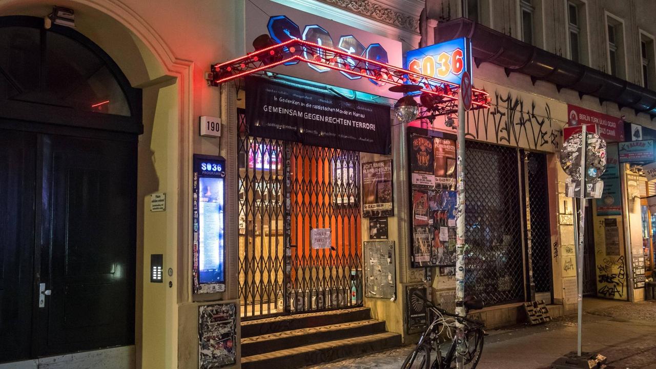 Nächtliche Straßenansicht auf den Eingang und die vergitterte Tür des SO36 Clubs in Berlin Kreuzberg.