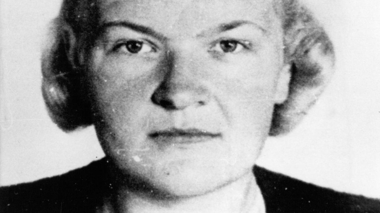 Ein schwarz-weiß Porträtfoto der Widerstandskämpferin Erika von Brockdorff. Erika hat ihr blondes Haar hochgesteckt und trägt eine dunkle Jacke. Bei der Aufnahme handelt es sich um ein Polizeifoto. Ein schwarz-weiß Porträtfoto der Widerstandskämpferin Erika von Brockdorff. Erika hat ihr blondes Haar hochgesteckt und trägt eine dunkle Jacke. Bei der Aufnahme handelt es sich um ein Polizeifoto.