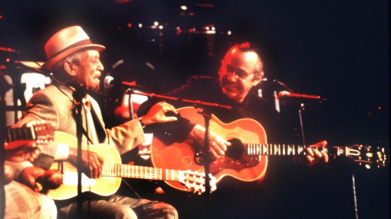 Die beiden Gitarristen Compay Segundo (links) aus Kuba und Ry Cooder aus den USA geben 1998 zusammen ein Konzert. Der Auftritt ist Teil des Kinofilms "Buena Vista Social Club", für den der deutsche Regisseur Wim Wenders die Zusammenarbeit zwischen seinem langjährigen Freund Cooder und verschiedenen kubanischen Musiklegenden über mehrere Monate hinweg filmisch dokumentierte. Die beiden Gitarristen Compay Segundo (links) aus Kuba und Ry Cooder aus den USA geben 1998 zusammen ein Konzert. Der Auftritt ist Teil des Kinofilms "Buena Vista Social Club", für den der deutsche Regisseur Wim Wenders die Zusammenarbeit zwischen seinem langjährigen Freund Cooder und verschiedenen kubanischen Musiklegenden über mehrere Monate hinweg filmisch dokumentierte.