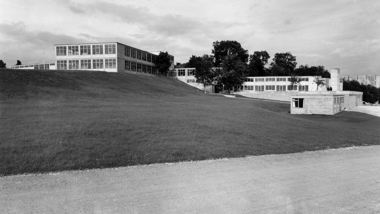 Die Gebäude der Hochschule für Gestaltung in Ulm. Aufnahme vom 2. Oktober 1955; der Bildtitel lautete: "Die Ausbildungsabteilungen der neuartigen Hochschule umfassen Produktform, Architektur, Stadtbau, Information und visuelle Gestaltung." Die Gebäude der Hochschule für Gestaltung in Ulm. Aufnahme vom 2. Oktober 1955; der Bildtitel lautete: "Die Ausbildungsabteilungen der neuartigen Hochschule umfassen Produktform, Architektur, Stadtbau, Information und visuelle Gestaltung."