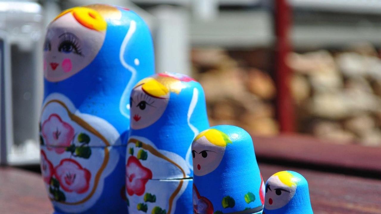 Fünf russische Matrjoschka-Puppen nebeneinander Fünf russische Matrjoschka-Puppen nebeneinander
