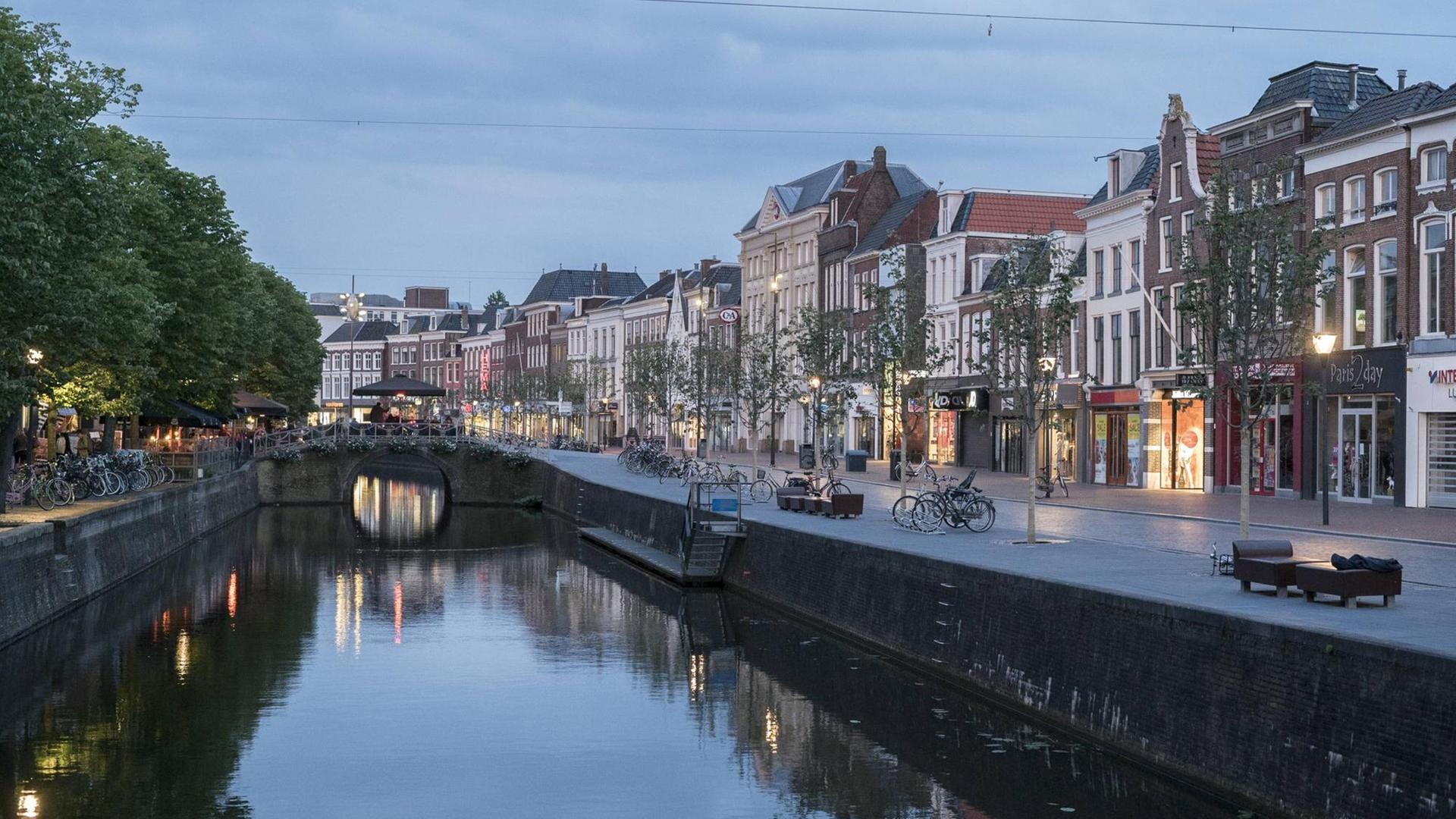 Nieuwestad Gracht im historischen Zentrum von Leeuwarden. Nieuwestad Gracht im historischen Zentrum von Leeuwarden.