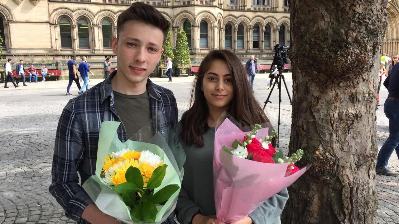Die 18-jährige Sarah und ihr Freund legen nach dem Terroranschlag in Manchester am St.Ann's Platz Blumen für die Opfer nieder. Foto: Deutschlandfunk/Burkhard Birke Die 18-jährige Sarah und ihr Freund legen nach dem Terroranschlag in Manchester am St.Ann's Platz Blumen für die Opfer nieder. Foto: Deutschlandfunk/Burkhard Birke