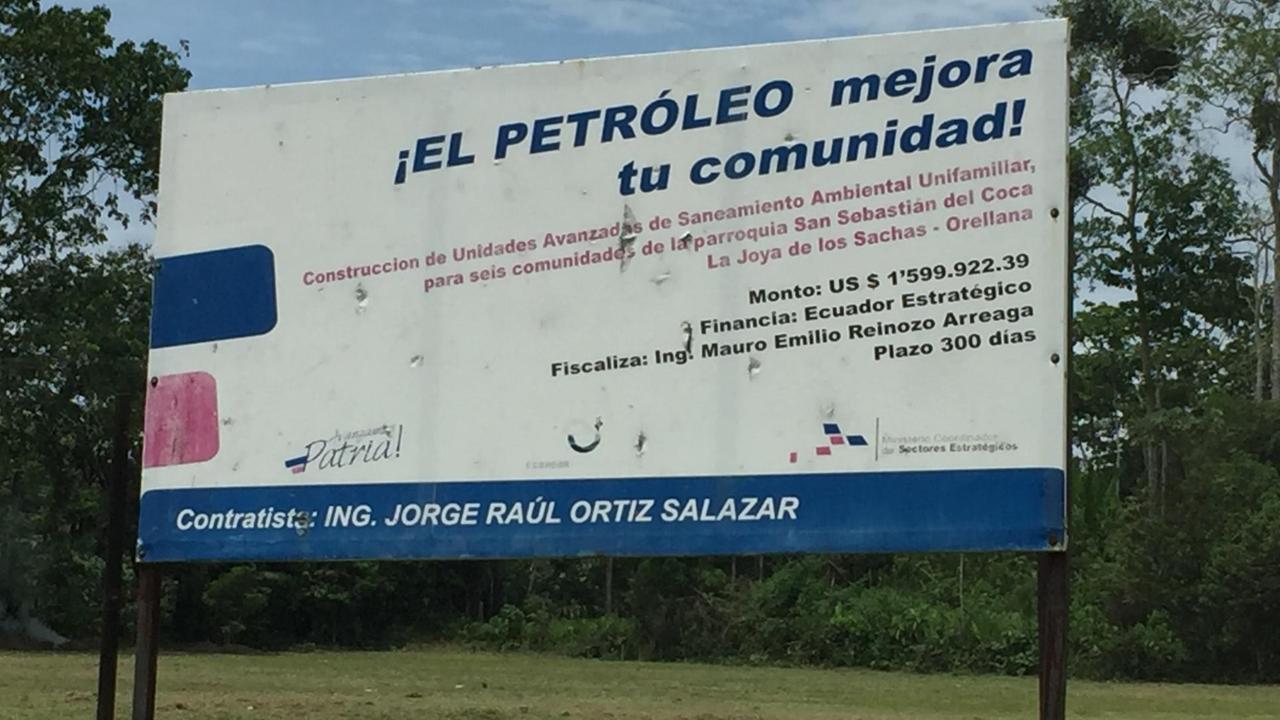 "Das Erdöl verbessert Deine Gemeinde" - steht auf einem Schild in Selva Alegre, einem Ort im ecuadorianischen Amazonasgebiet. "Das Erdöl verbessert Deine Gemeinde" - steht auf einem Schild in Selva Alegre, einem Ort im ecuadorianischen Amazonasgebiet.