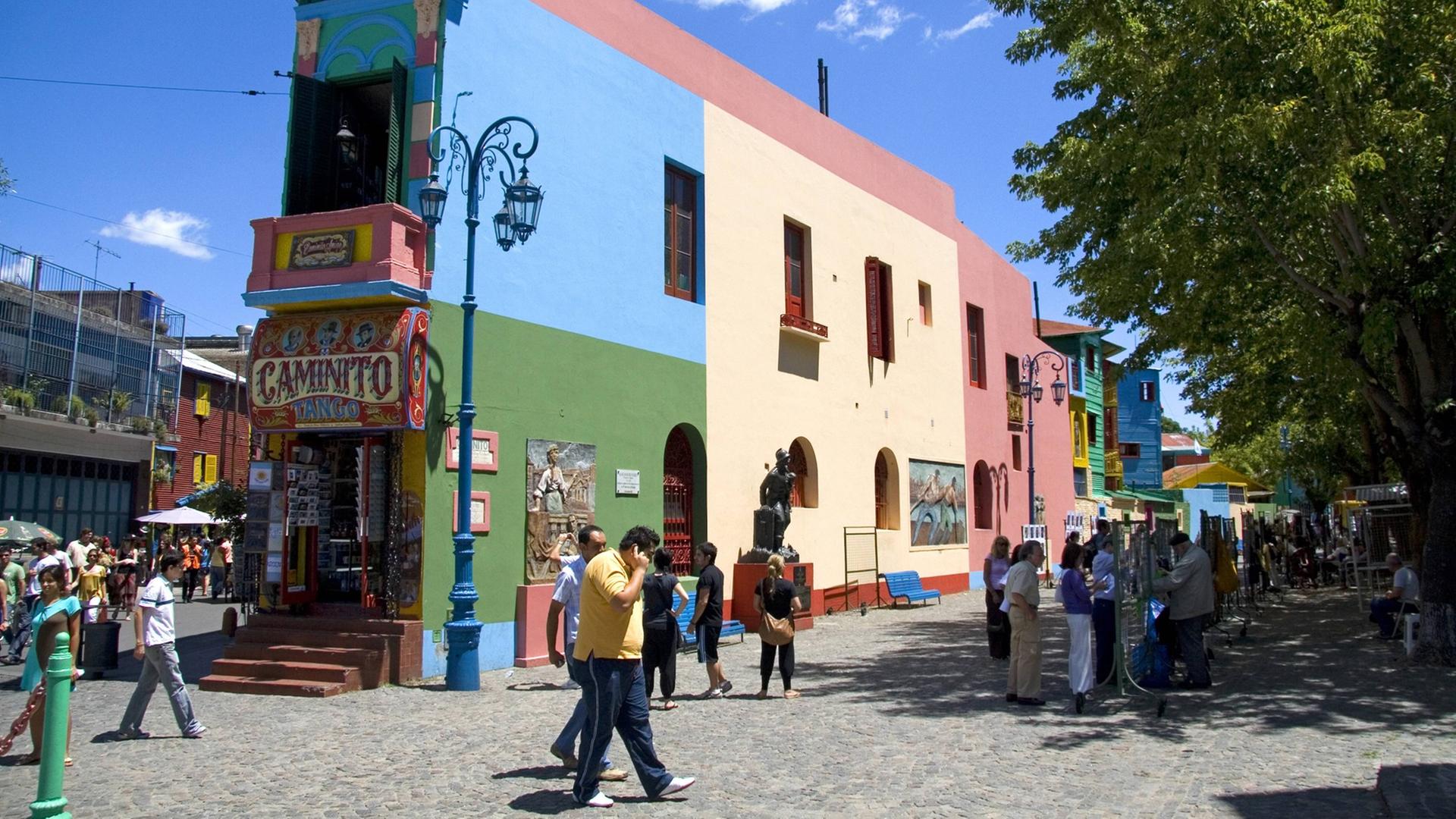 Menschen auf der Straße im Stadtviertel La Bocca von Buenos Aires. Menschen auf der Straße im Stadtviertel La Bocca von Buenos Aires.