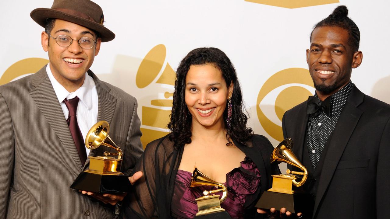 Dom Flemons, Rhiannon Giddens und Justin Robinson alias "Carolina Chocolate" bekommen einen Grammy für das beste traditionelle Folk-Album; Aufnahme vom Februar 2011 Dom Flemons, Rhiannon Giddens und Justin Robinson alias "Carolina Chocolate" bekommen einen Grammy für das beste traditionelle Folk-Album; Aufnahme vom Februar 2011