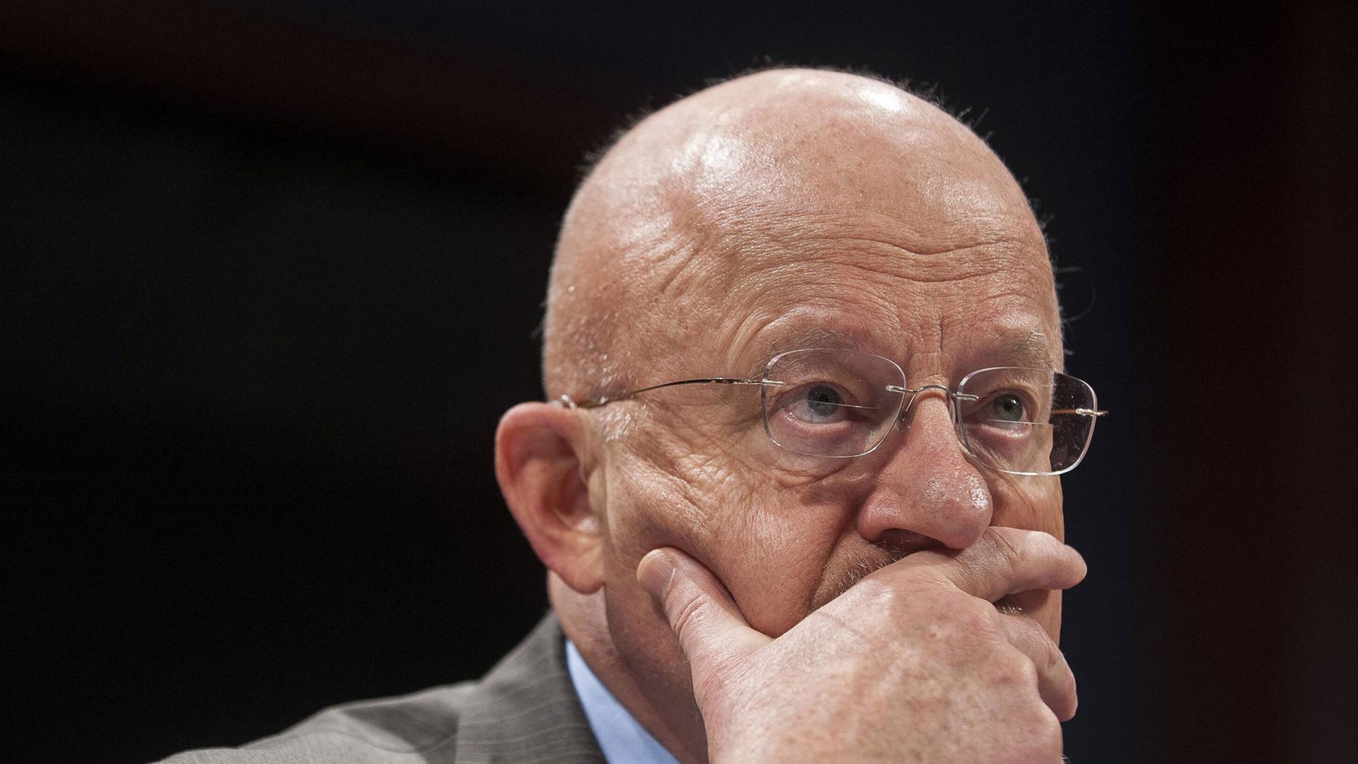 James Clapper ist der Nationale Geheimdienstdirektor der USA. James Clapper ist der Nationale Geheimdienstdirektor der USA.
