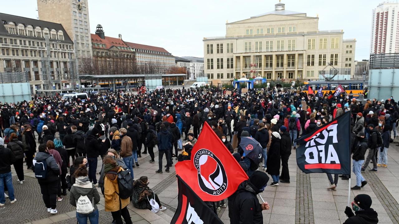 Teilnehmer der Kundgebung des Aktionsnetzwerkes "Leipzig nimmt Platz" haben sich auf dem Augustusplatz versammelt. Ihr Protest richtet sich gegen eine Kundgebung von Gegnern der Corona-Politik. Teilnehmer der Kundgebung des Aktionsnetzwerkes "Leipzig nimmt Platz" haben sich auf dem Augustusplatz versammelt. Ihr Protest richtet sich gegen eine Kundgebung von Gegnern der Corona-Politik.