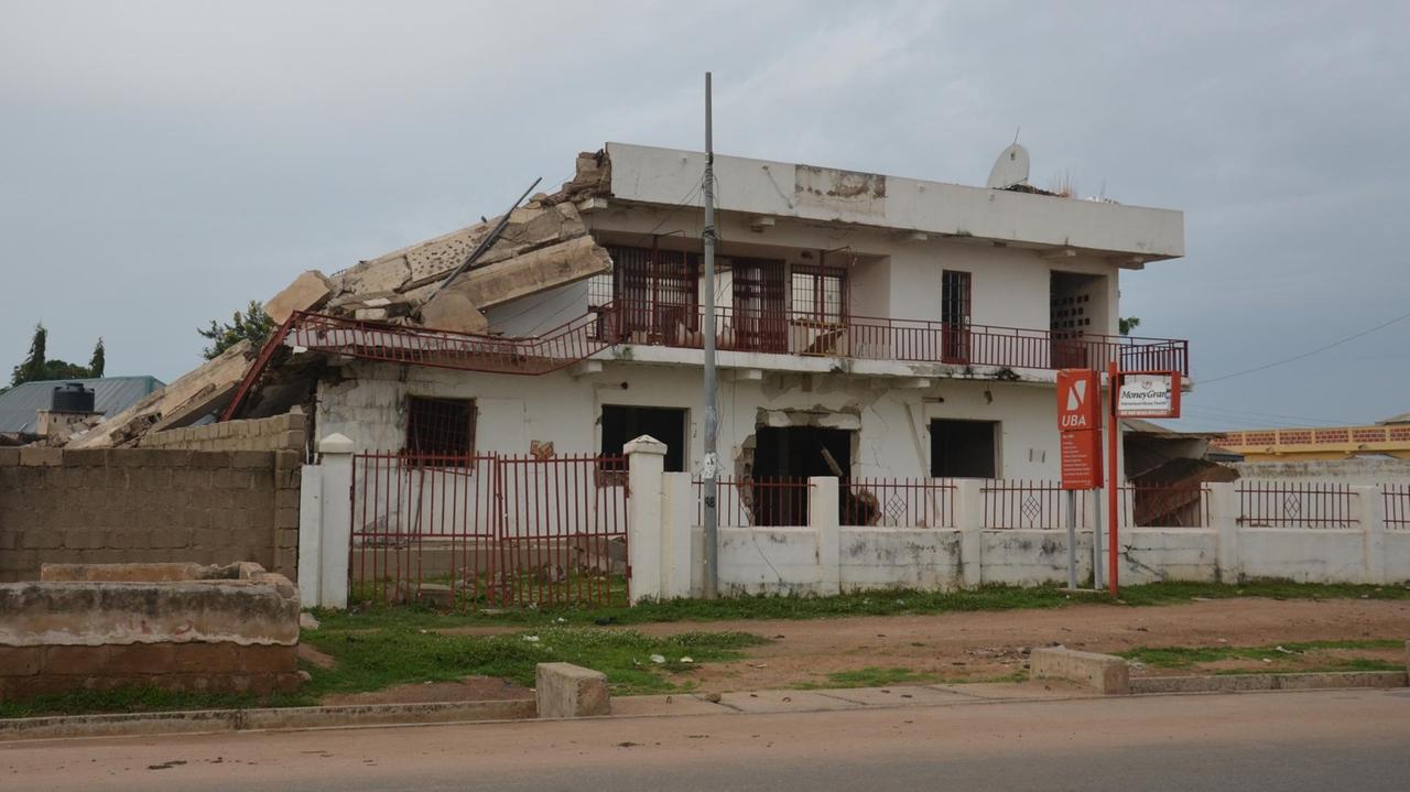 In Mubi erinnern noch zerstörte Bankgebäude an die Terrorherrschaft von Boko Haram. In Mubi erinnern noch zerstörte Bankgebäude an die Terrorherrschaft von Boko Haram.