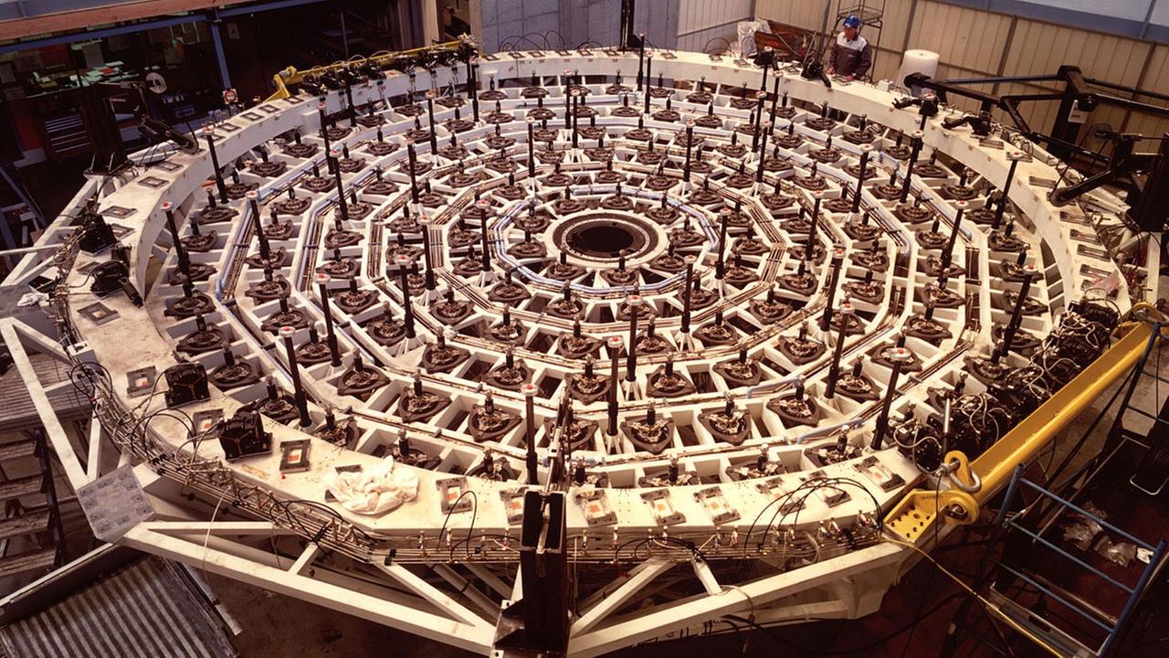 Auch die 8-Meter-Spiegel des Very Large Telescope auf Paranal verfügen über das "Fakirkissen" der aktiven Optik Auch die 8-Meter-Spiegel des Very Large Telescope auf Paranal verfügen über das "Fakirkissen" der aktiven Optik