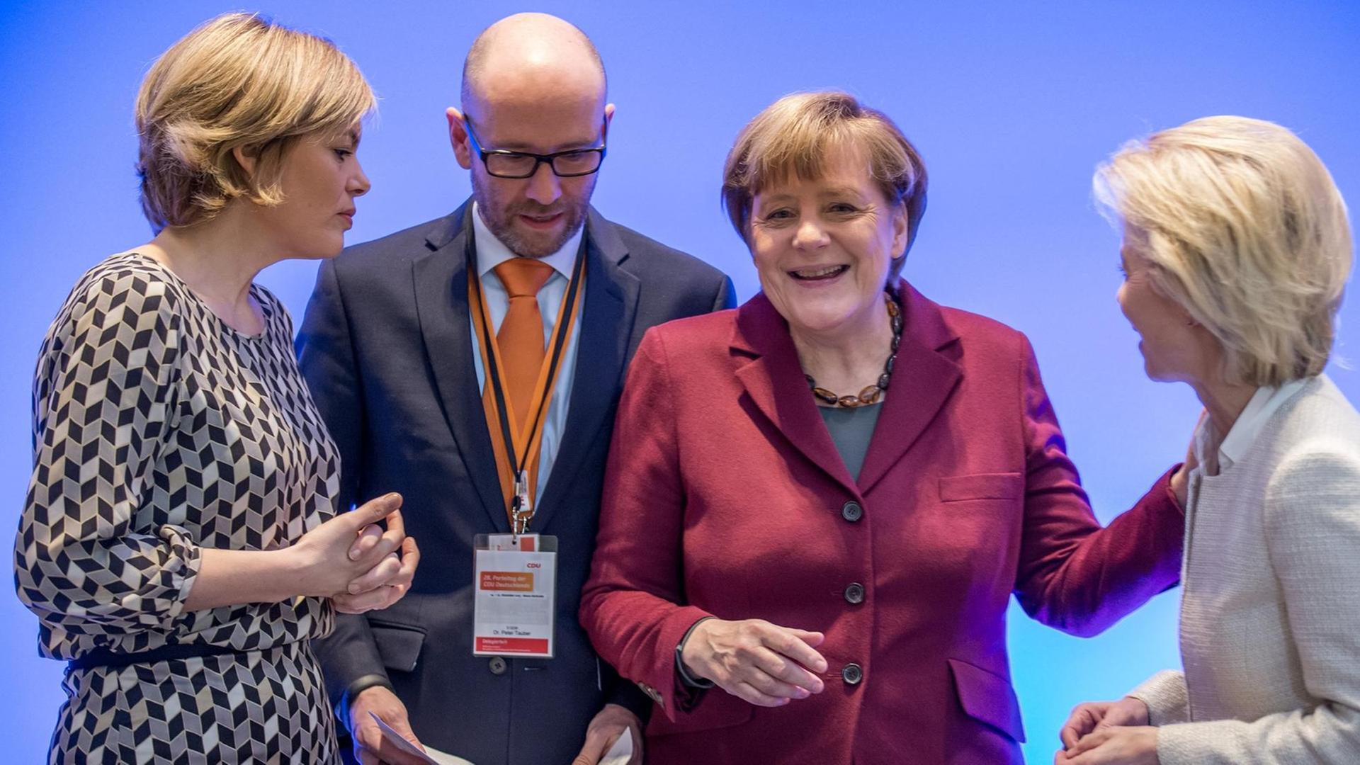 Bundeskanzlerin Angela Merkel (CDU) spricht am 13.12.2015 in Karlsruhe vor Beginn der Sitzung des Bundesvorstands mit der stellvertretenden Bundesvorsitzenden Julia Klöckner, CDU-Generalsekretär Peter Tauber und Verteidigungsministerin Ursula von der Leyen.